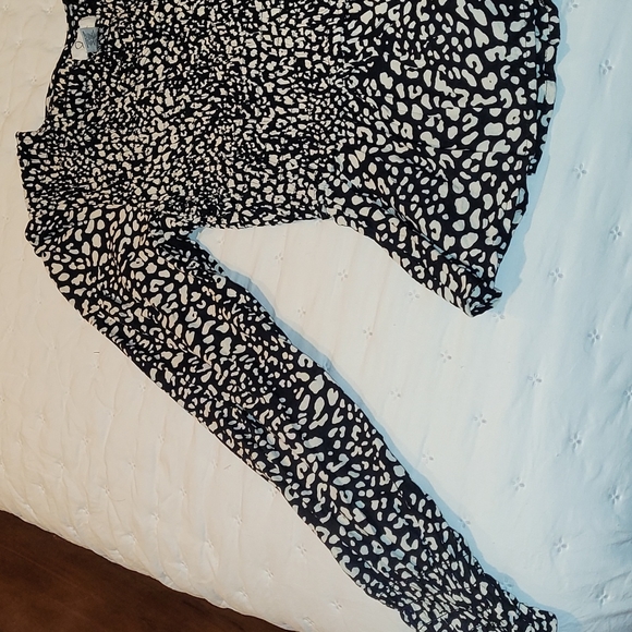 Black and White Blouse - Picture 2 of 4